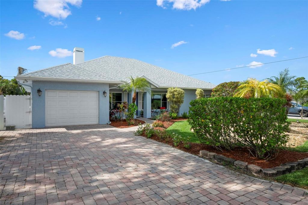 Photo of 104 Alba Street W, Venice, FL 34285 (MLS # N6143678)