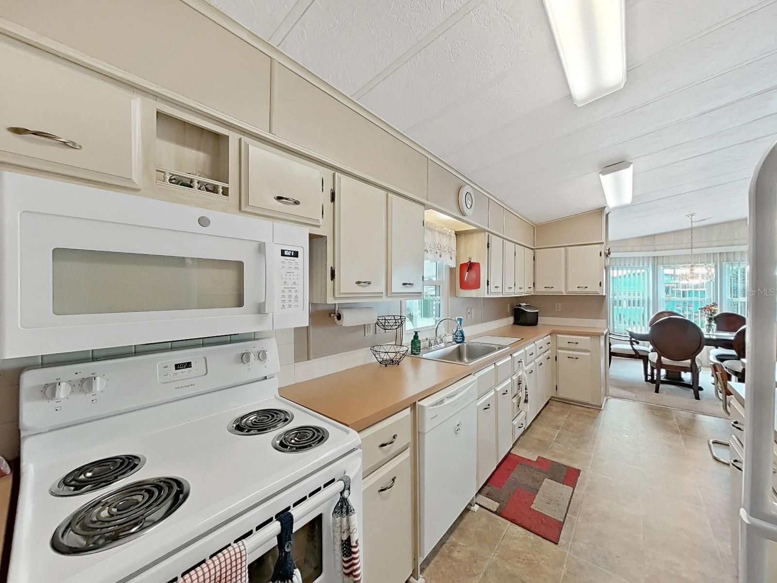 FOXWOOD LAKE ESTATES - Residential