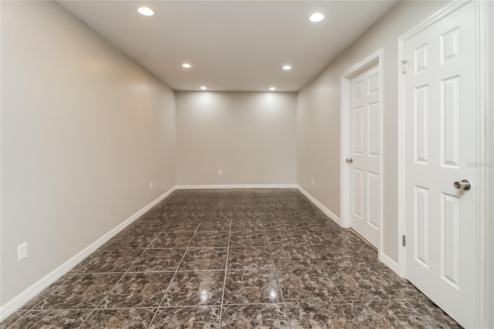 ACADEMY MANOR UNIT 02 - Residential Lease