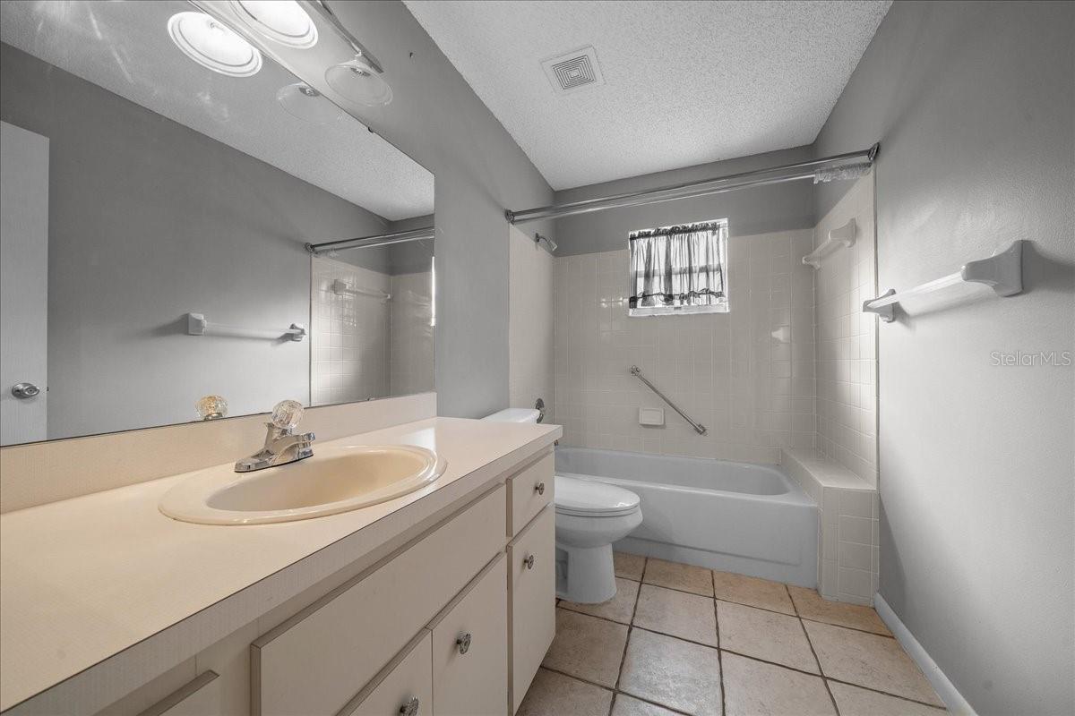 CIRCLE SQUARE WOODS - Residential