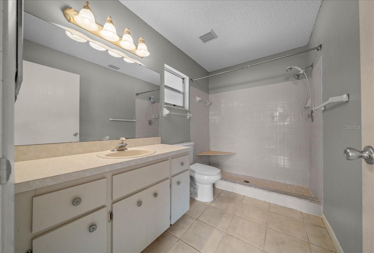 CIRCLE SQUARE WOODS - Residential