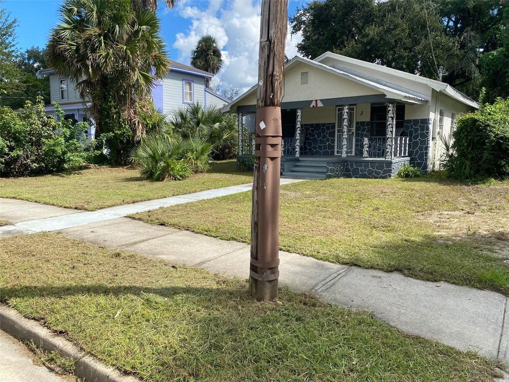 Photo of 1121 S Locust Avenue, Sanford, FL 32771 (MLS # O6450738)