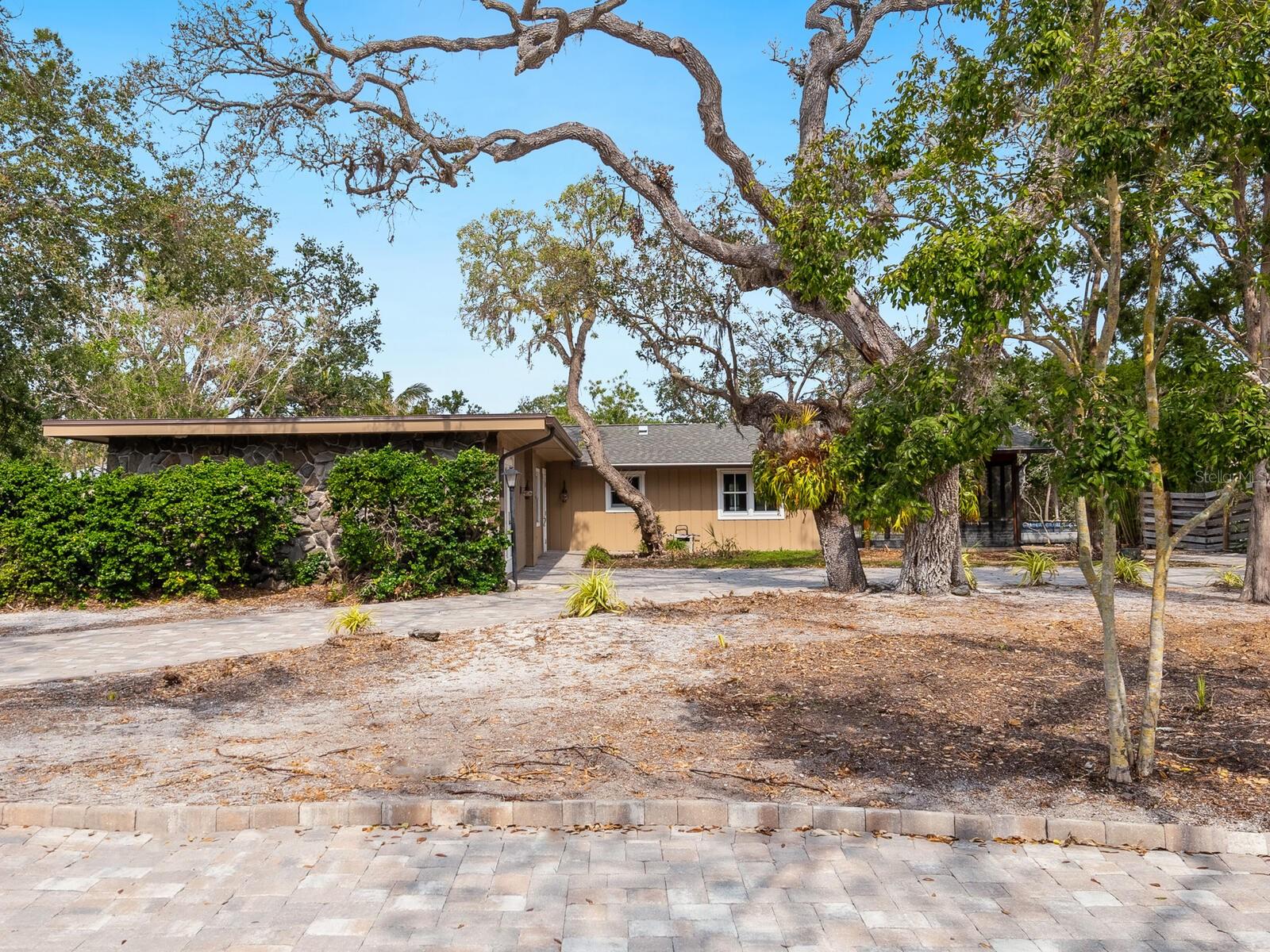 615 BUTTONWOOD DRIVE