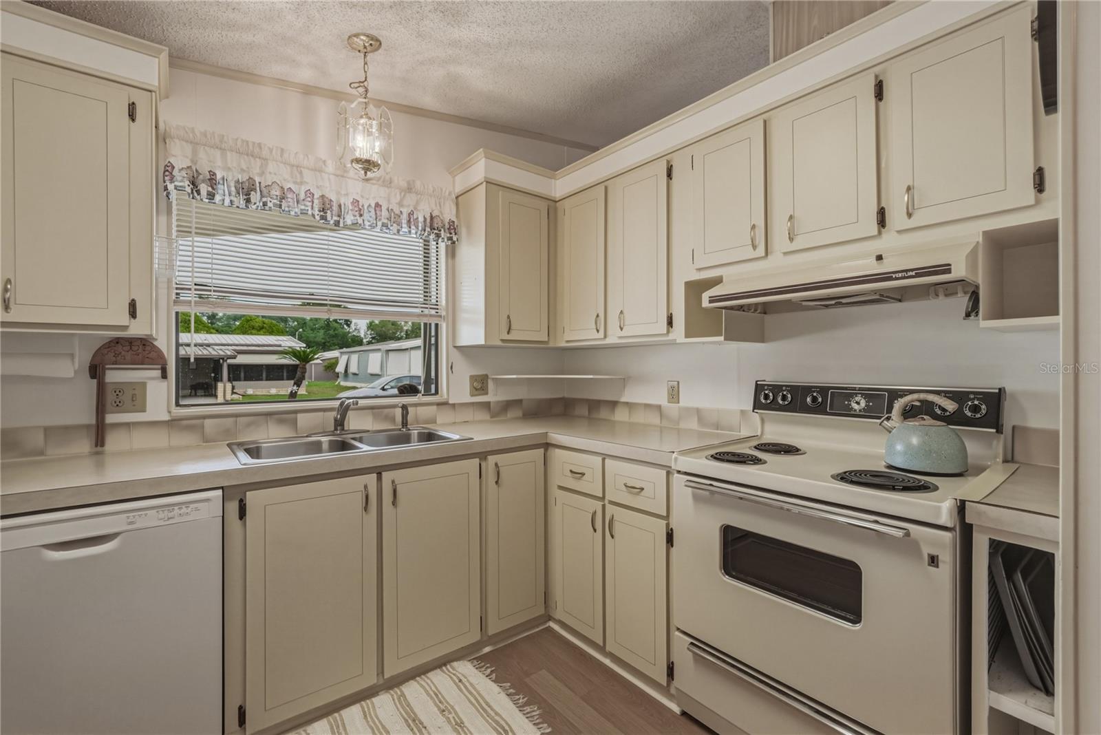 COLONY HILLS COMMUNITY - Residential