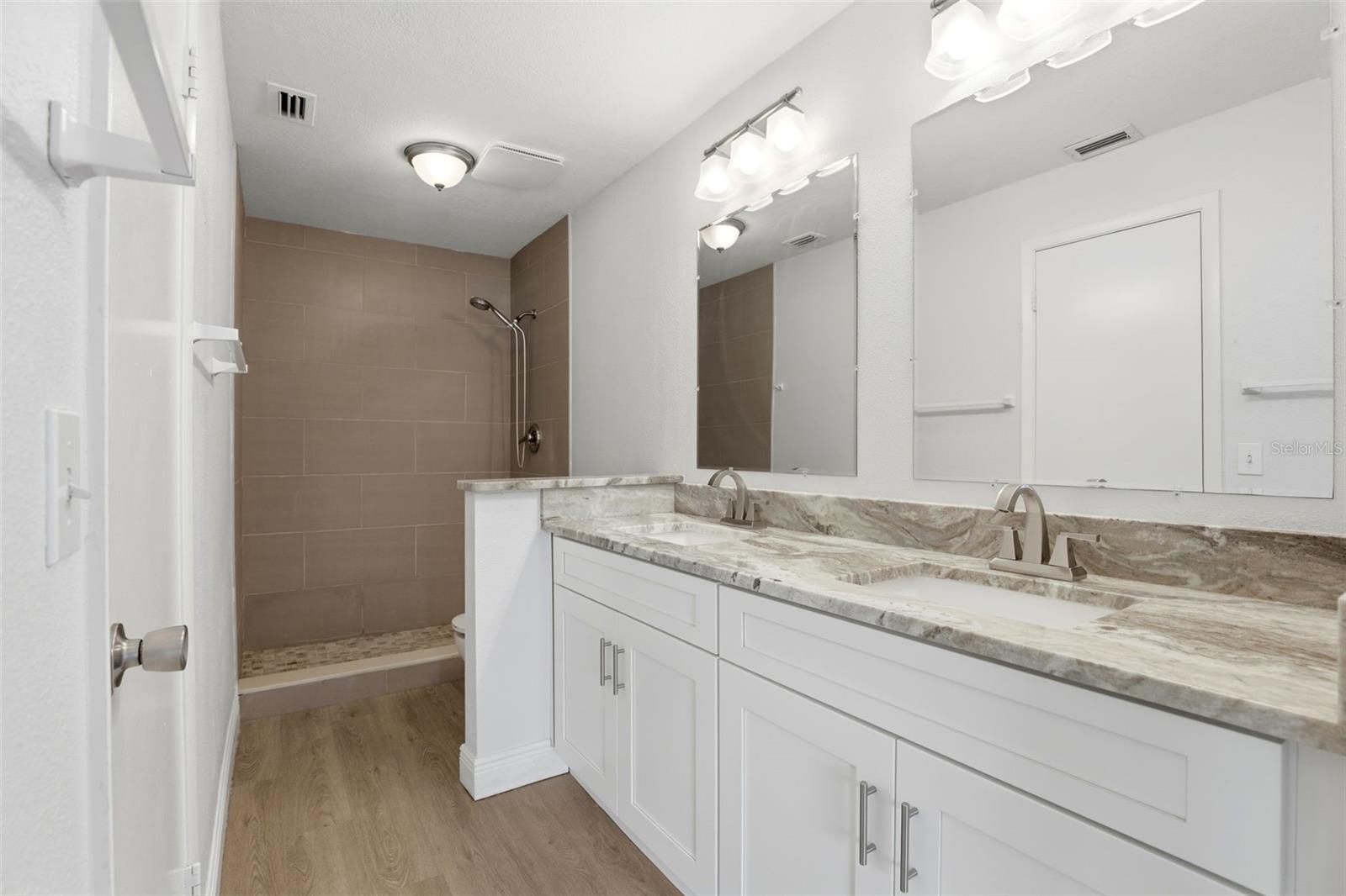 R C WORLD CONDO 01 - Residential