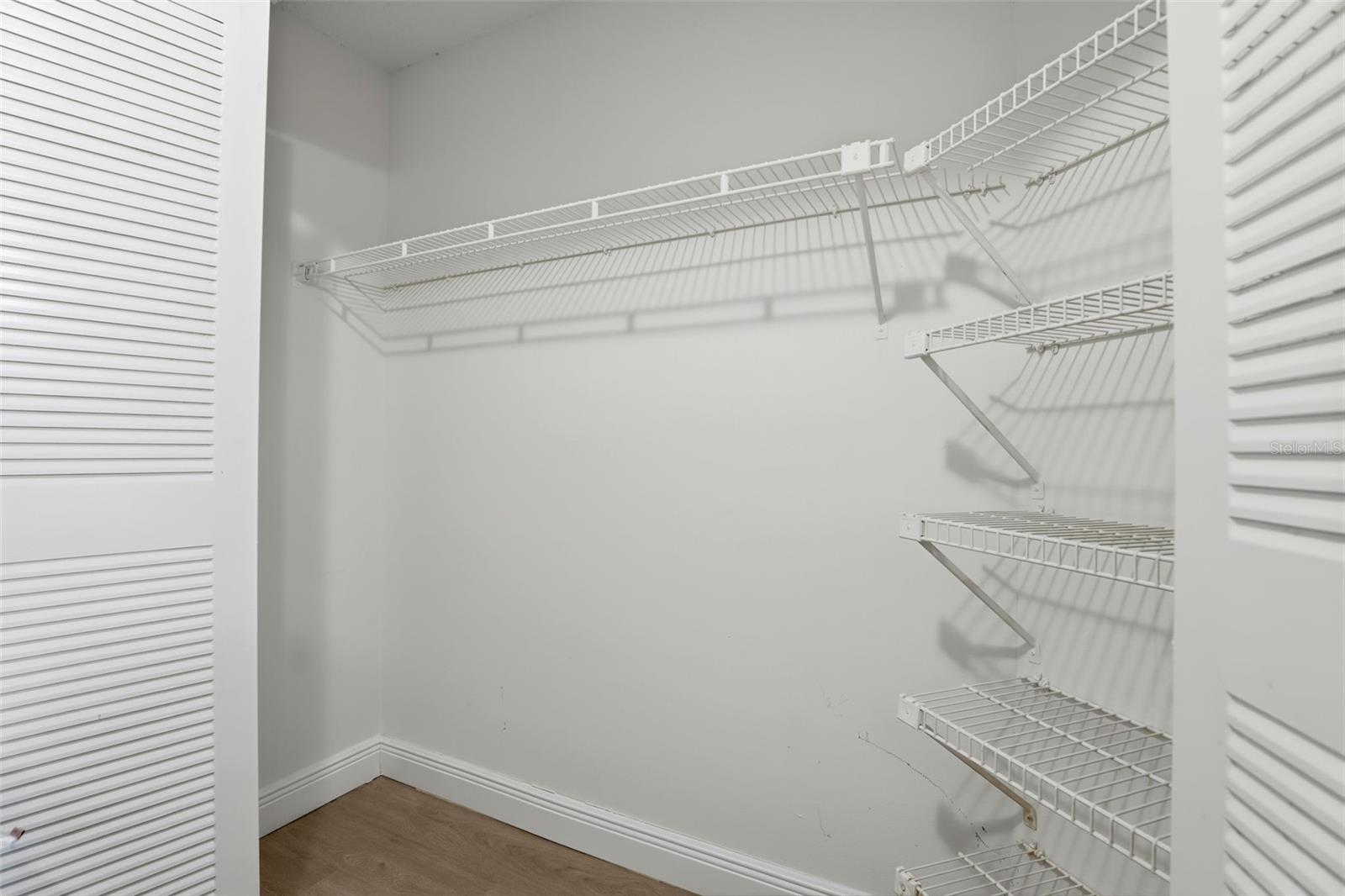 R C WORLD CONDO 01 - Residential