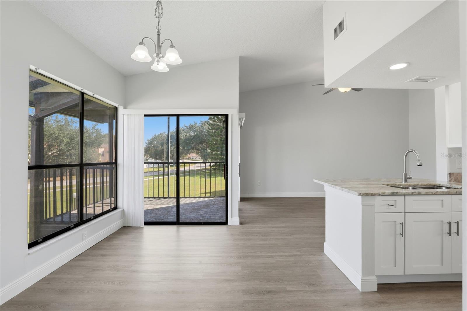 R C WORLD CONDO 01 - Residential