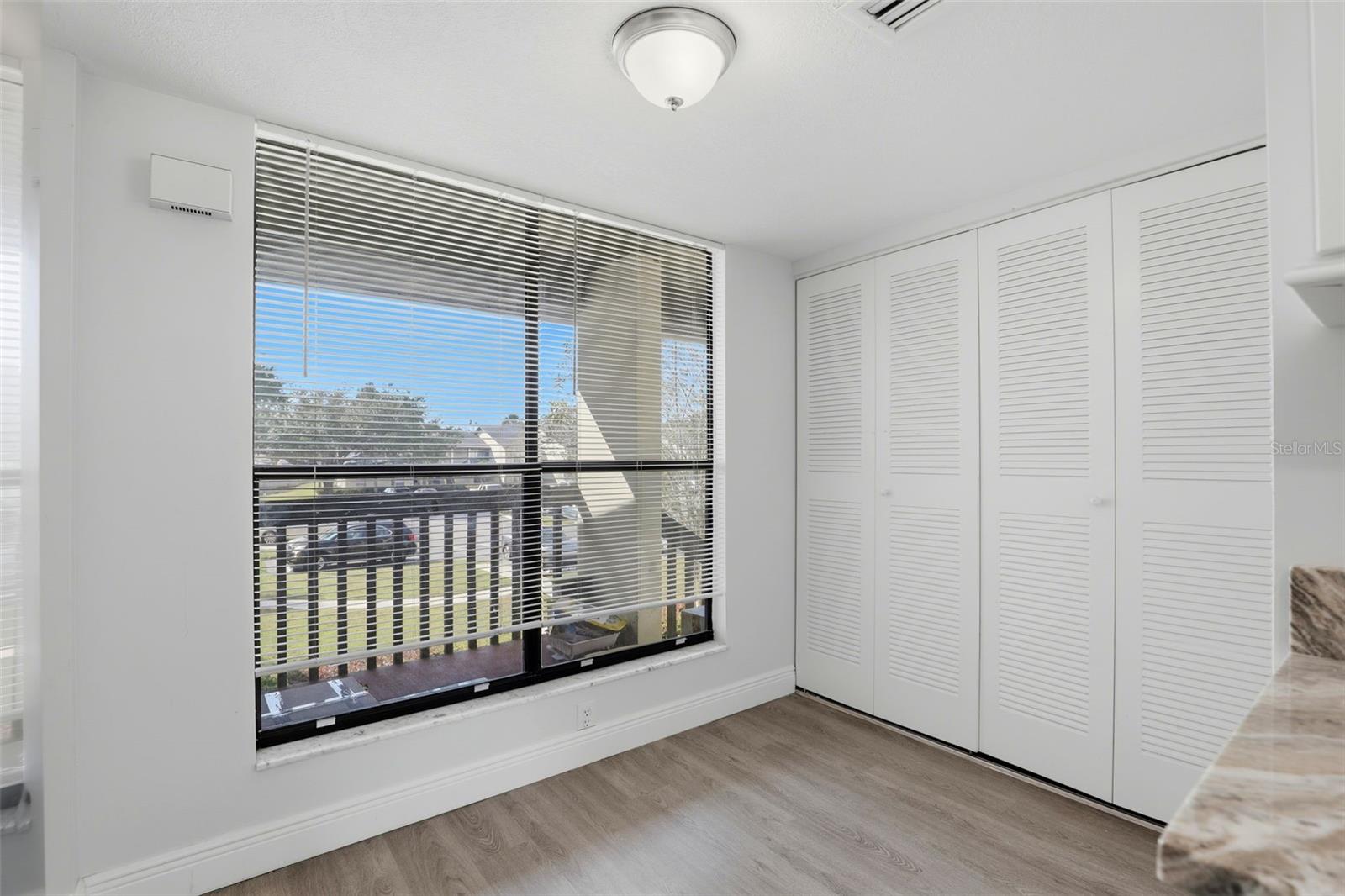 R C WORLD CONDO 01 - Residential