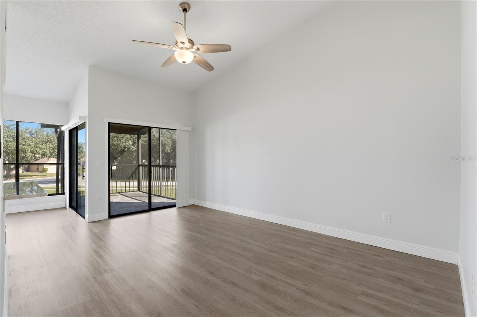 R C WORLD CONDO 01 - Residential