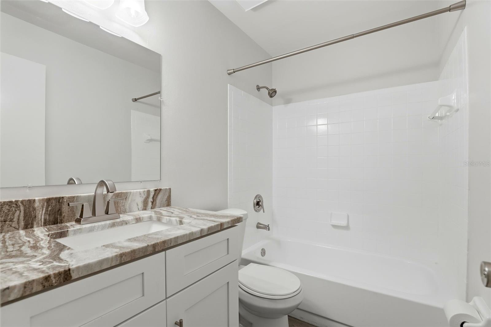 R C WORLD CONDO 01 - Residential