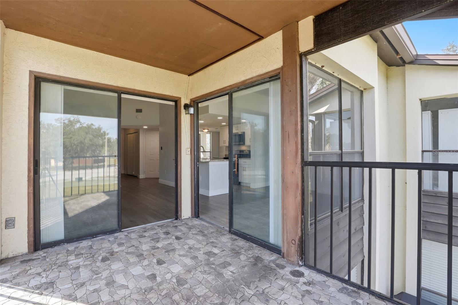 R C WORLD CONDO 01 - Residential