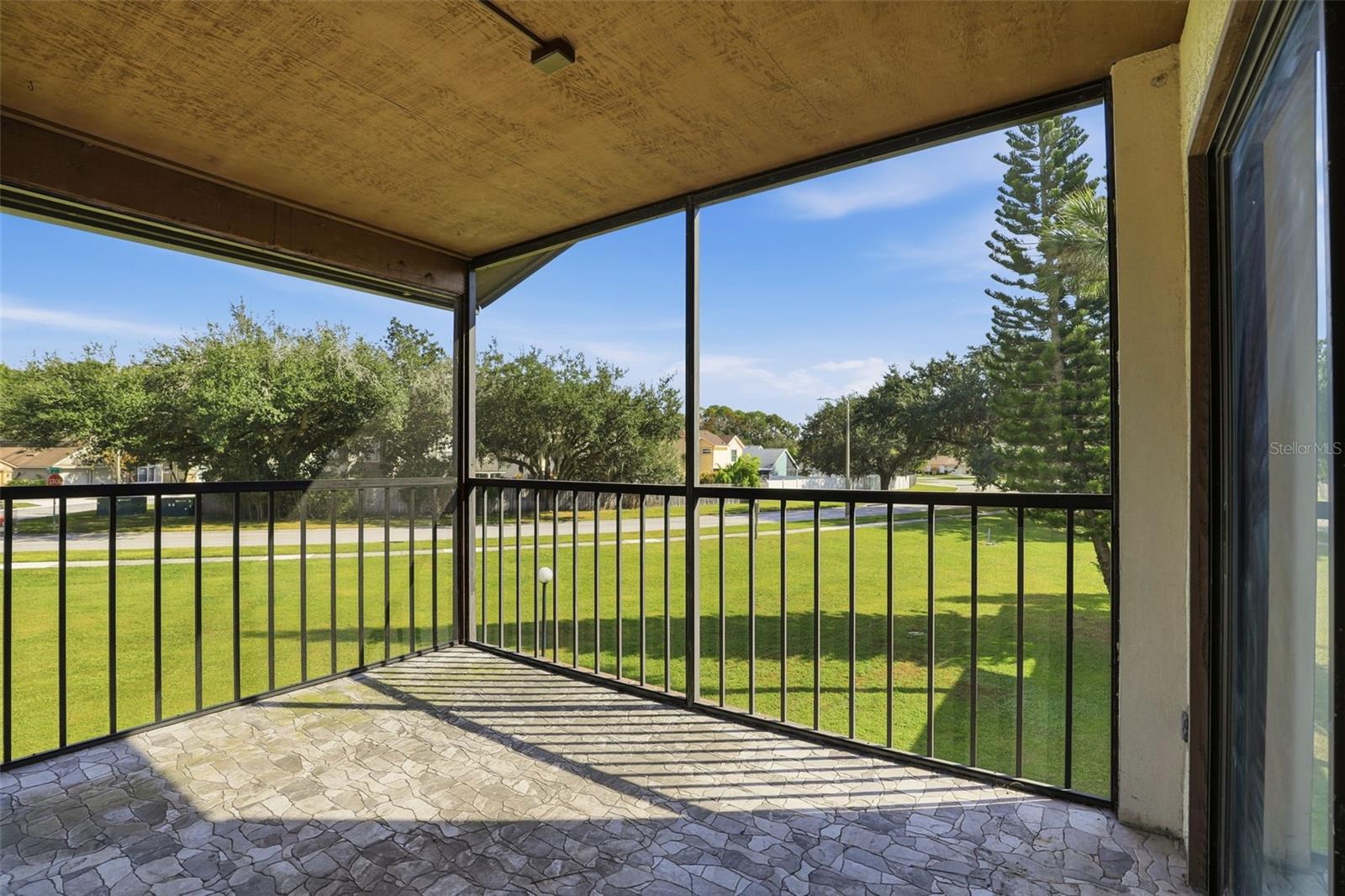 R C WORLD CONDO 01 - Residential