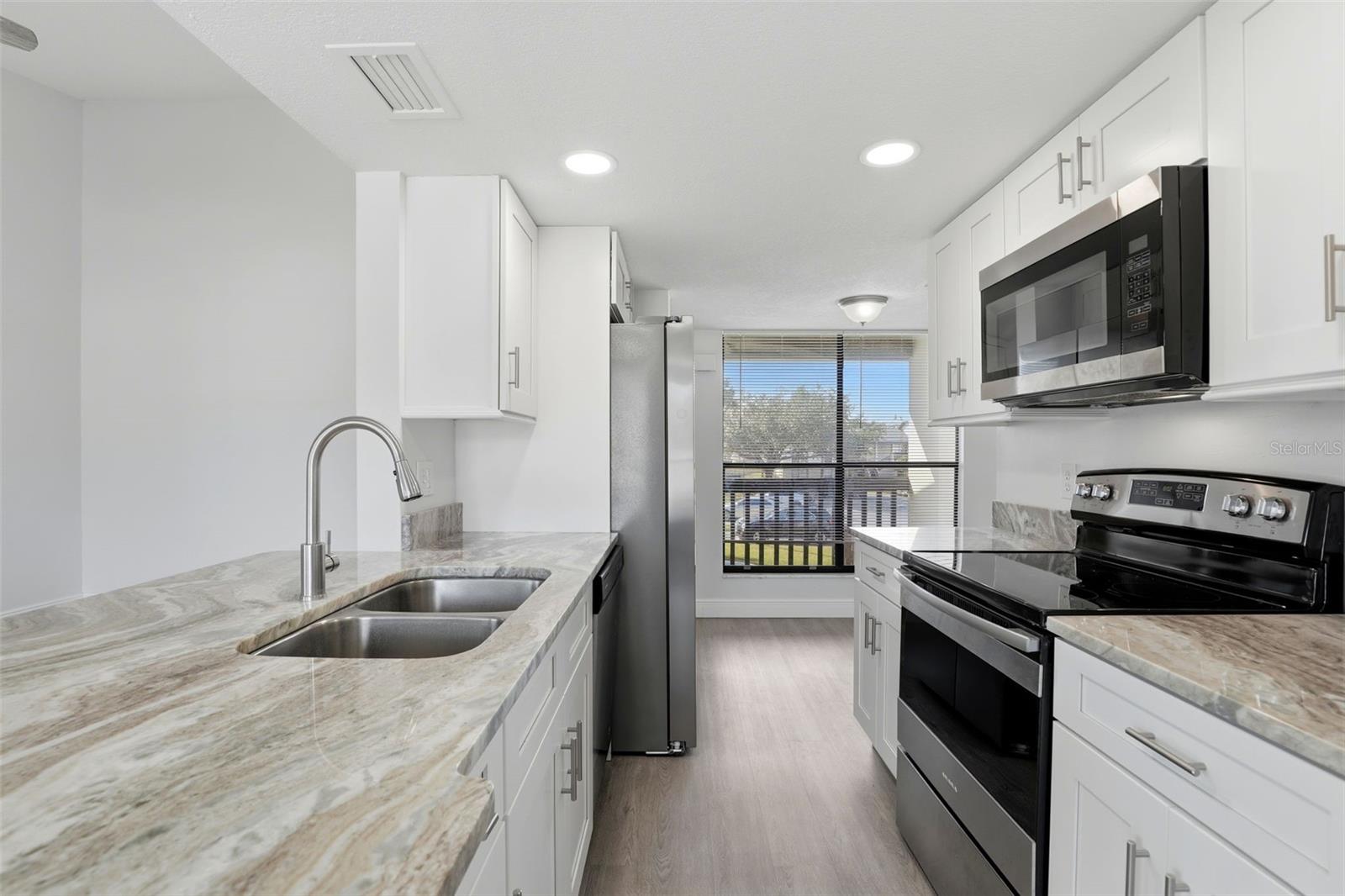 R C WORLD CONDO 01 - Residential