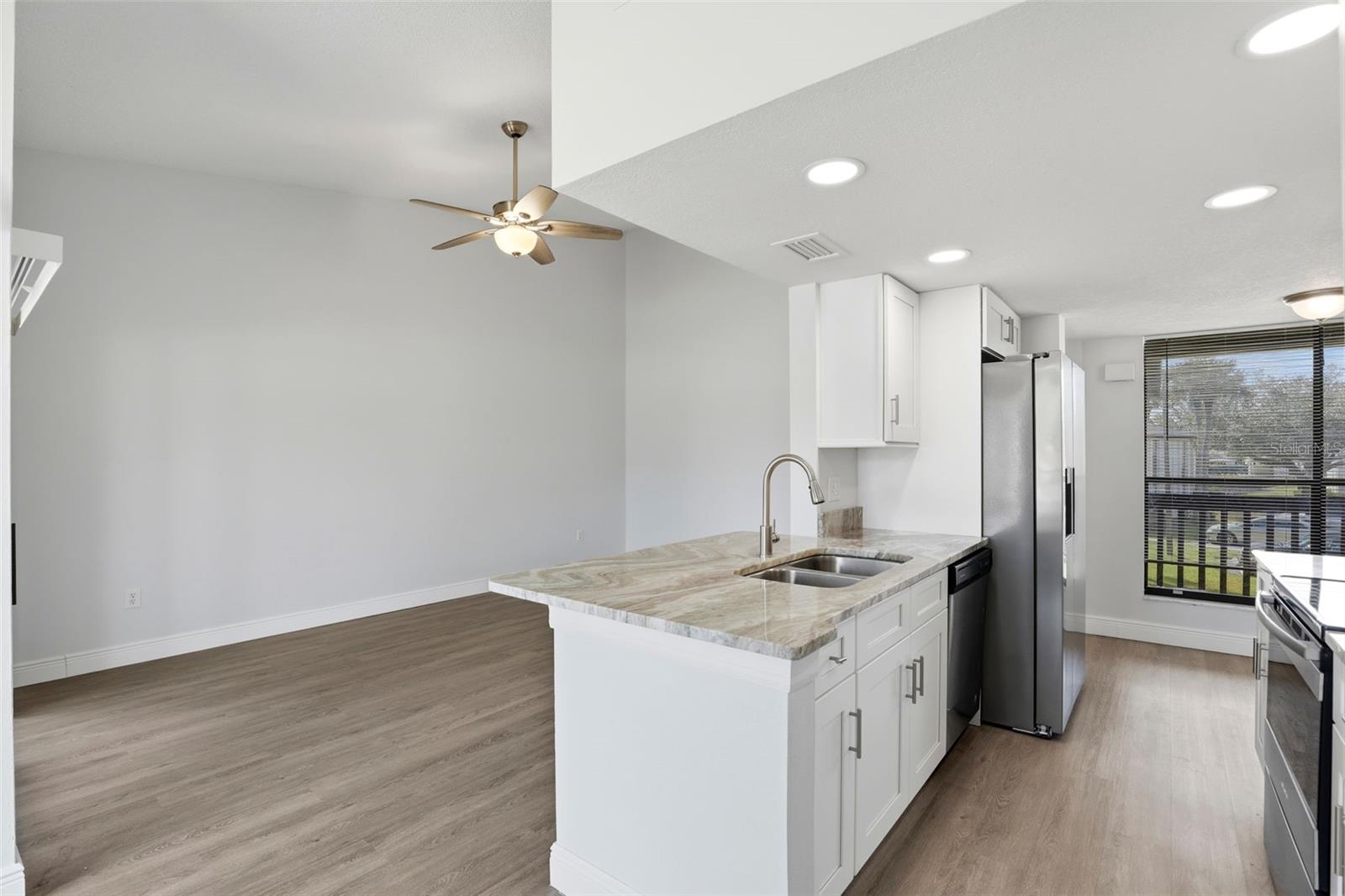 R C WORLD CONDO 01 - Residential