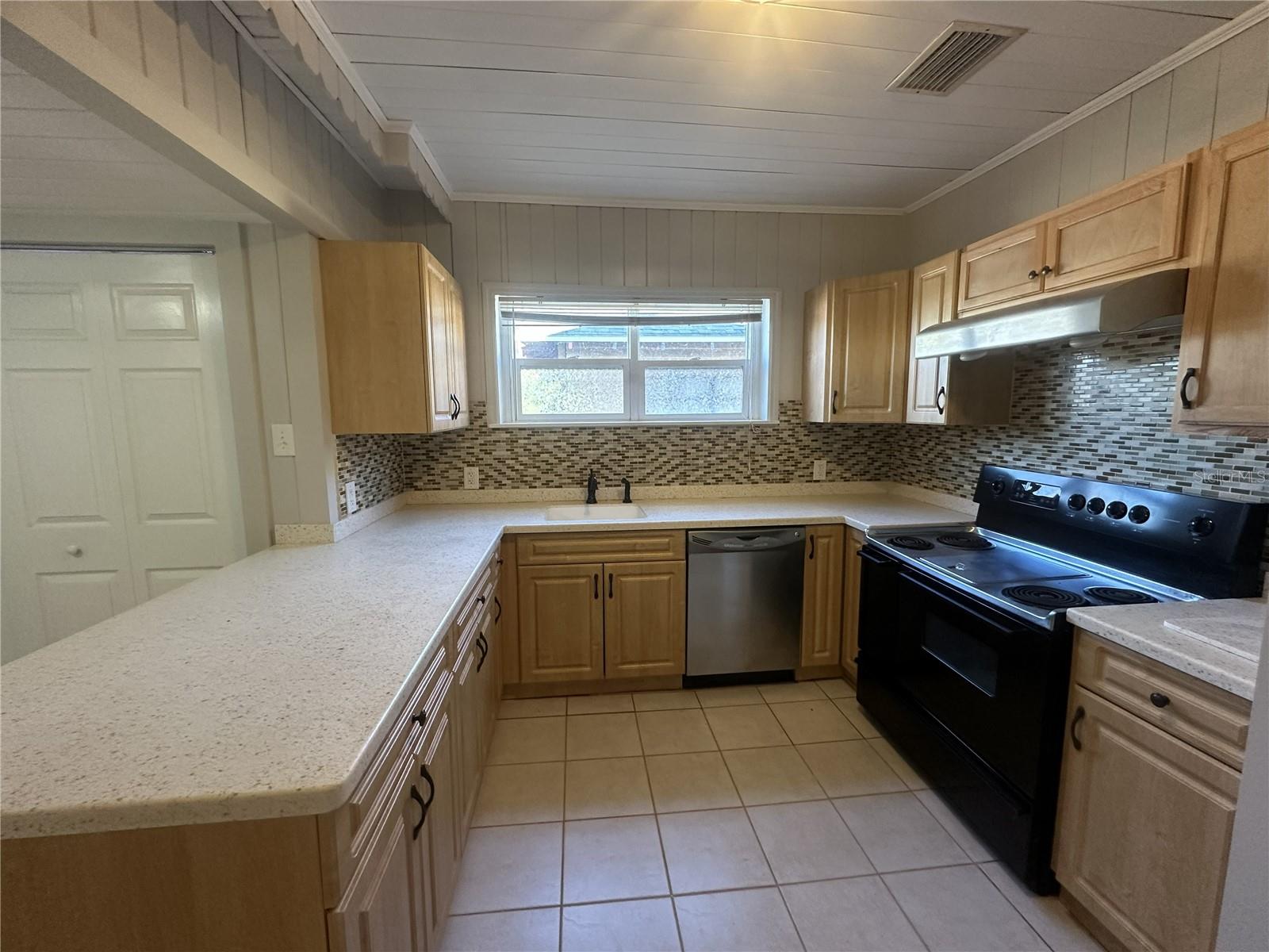 WEST LAND - Residential Lease