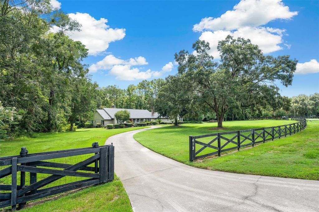 Photo of 413 SW 97th Terrace, Gainesville, FL 32607 (MLS # GC533399)