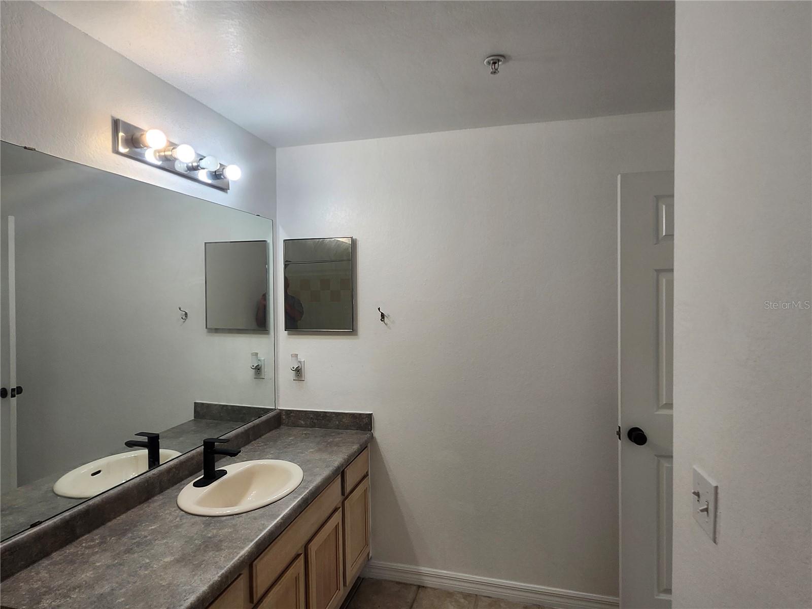 HAMPTONS/METROWEST CONDO PH 2 - Residential