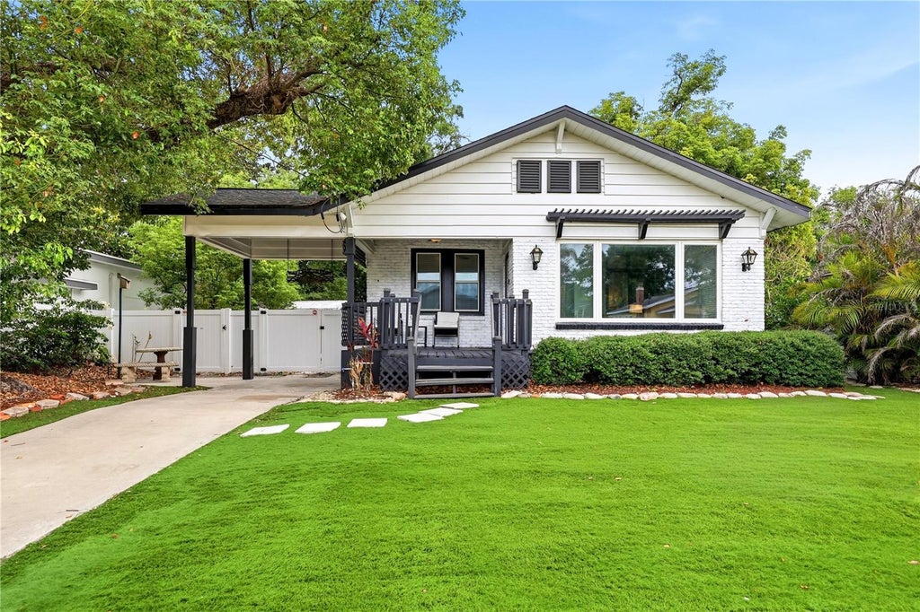 Photo of 709 W Peninsular Street, Tampa, FL 33603 (MLS # TB8517767)