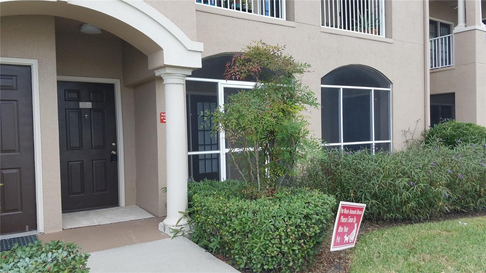 Beautiful and spacious 3 bedrooms, 2 bath condo in the desired Hunters's Creek area. Granite counters top, stainless steel appliances. Two French doors, from the living and the master to a peaceful water view. Close to the mayor high ways, shops, restaurants and schools. READY TO MOVE!