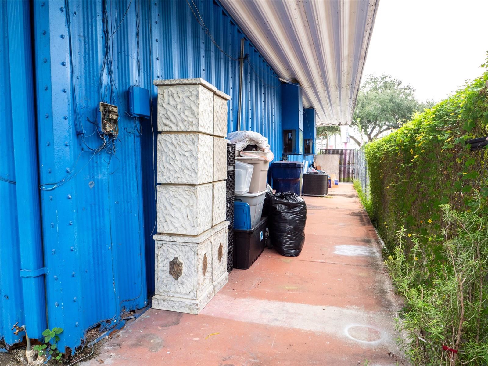 GOODS ADD TO TAMPA - Commercial Sale