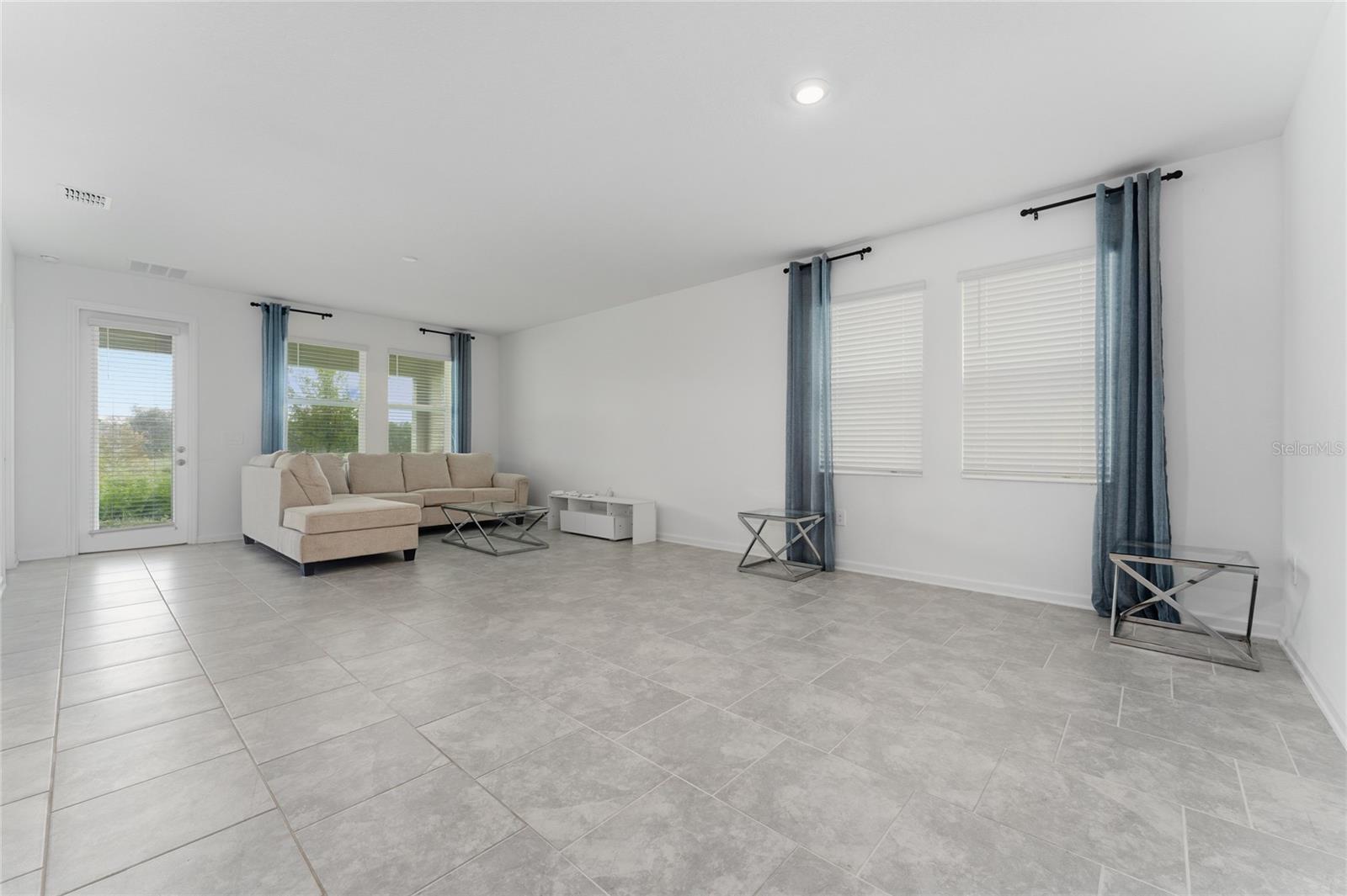 CHAMPIONS POINTE 50S - Residential Lease