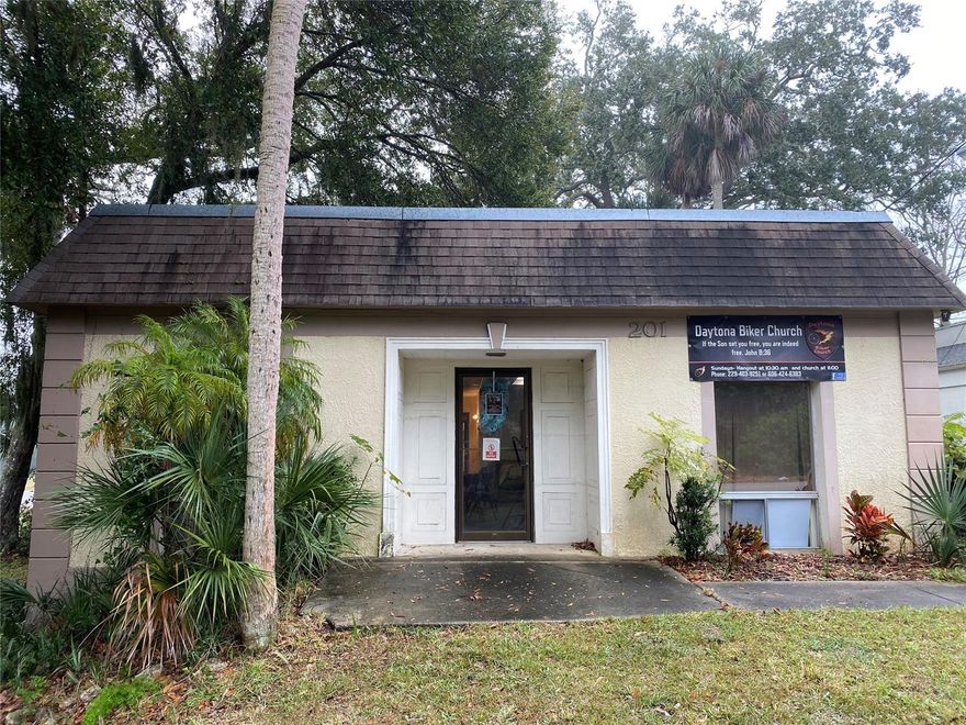 2343 SF Commercial Building available! Great neighborhood and lot/building for a professional office, professional service, barber shop, school, house of worship, event venue to name a few. Begin to imagine your new business here! ;Water: City