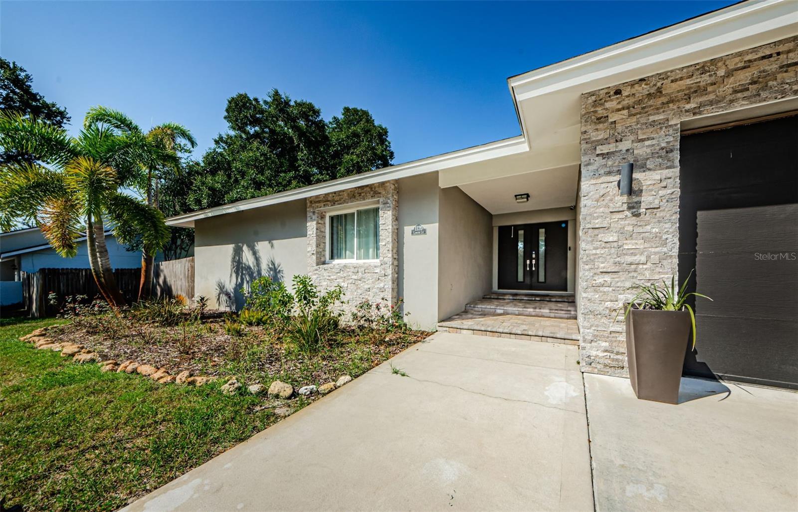 1120 LANCER LN