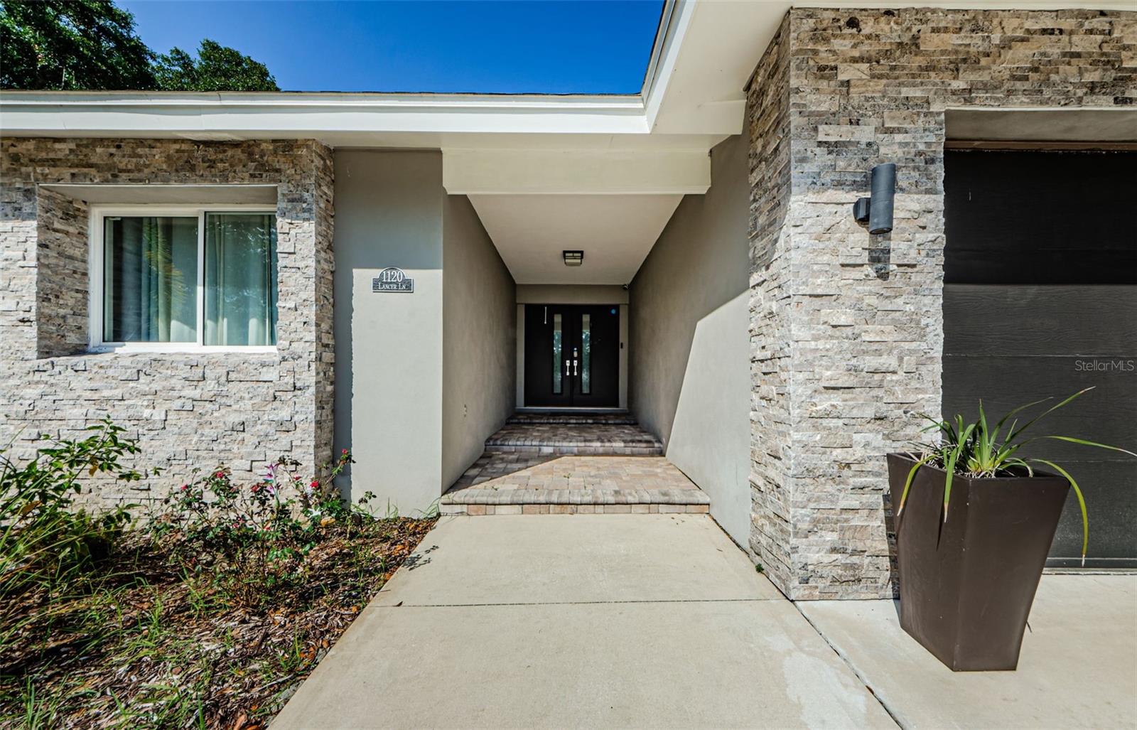 1120 LANCER LN