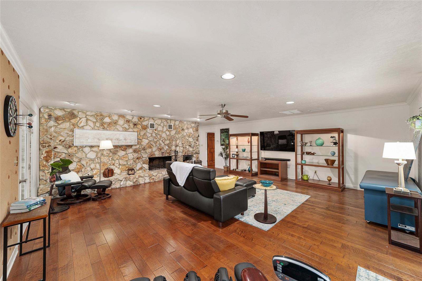 COUNTRY CLUB MANOR - Residential