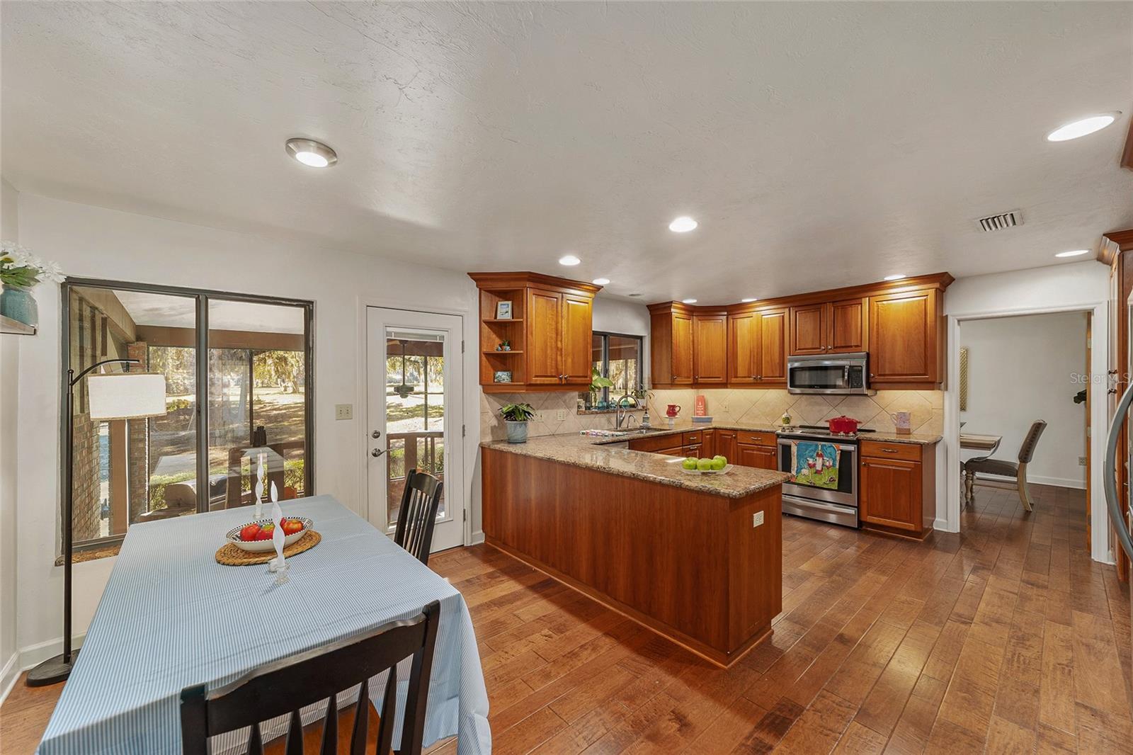 COUNTRY CLUB MANOR - Residential