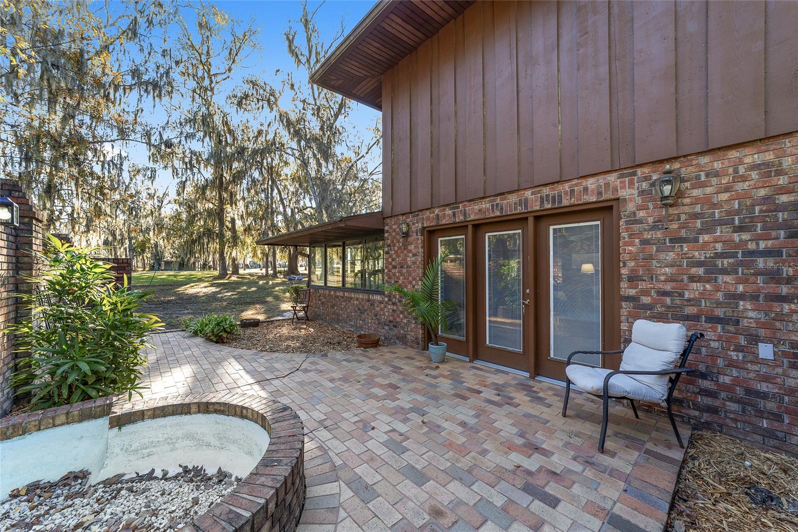 COUNTRY CLUB MANOR - Residential