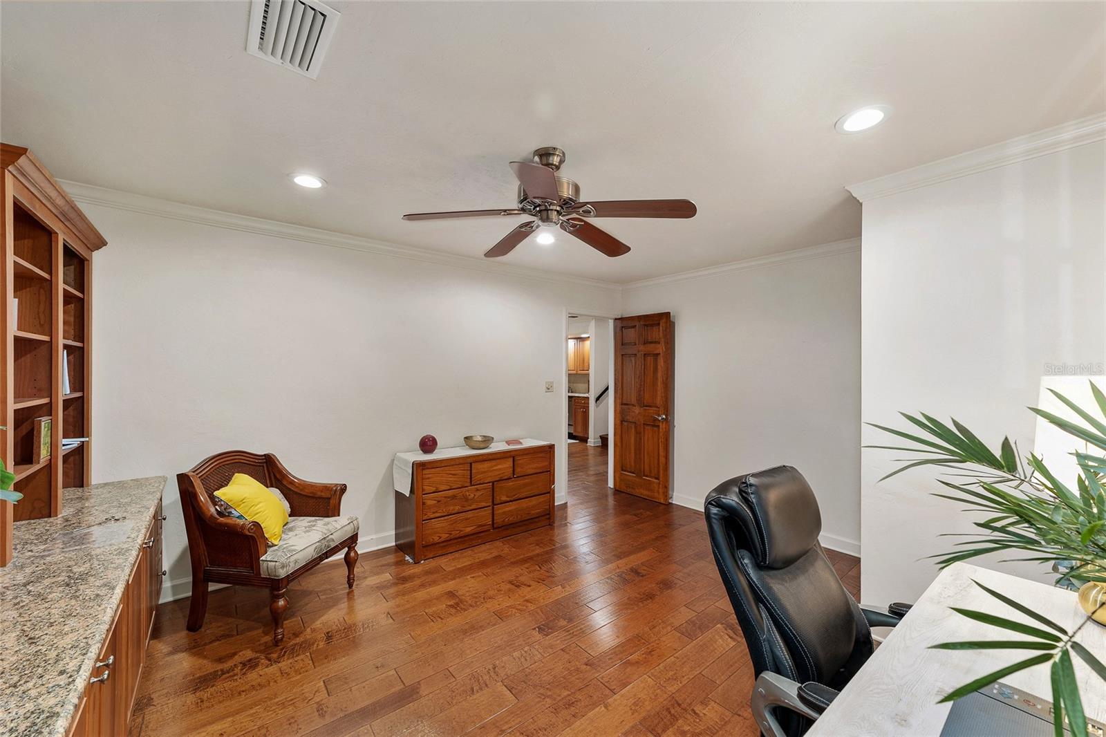 COUNTRY CLUB MANOR - Residential