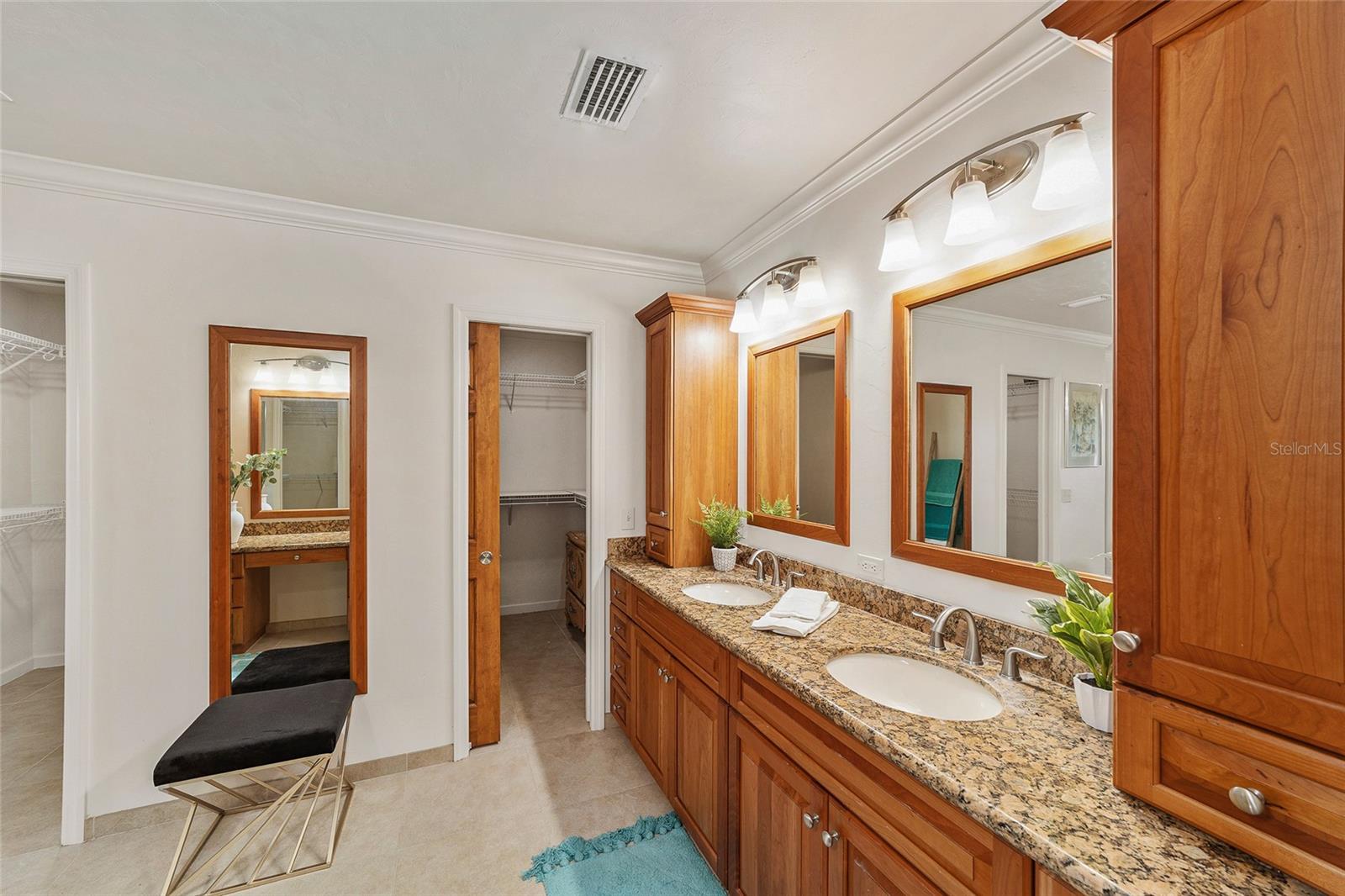 COUNTRY CLUB MANOR - Residential