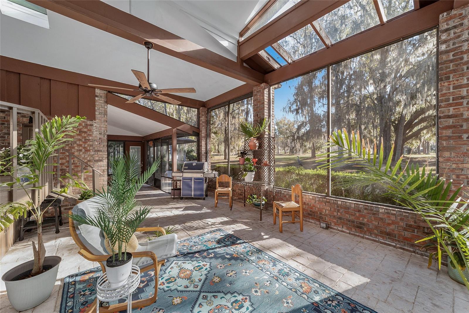 COUNTRY CLUB MANOR - Residential