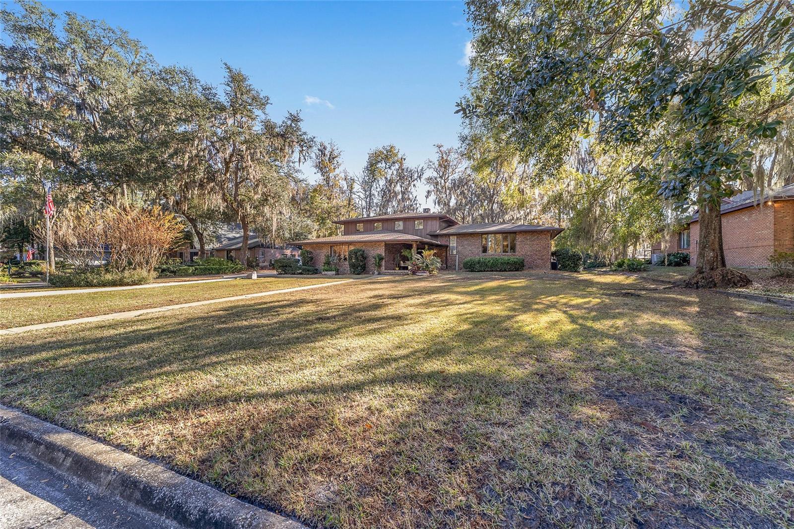 COUNTRY CLUB MANOR - Residential