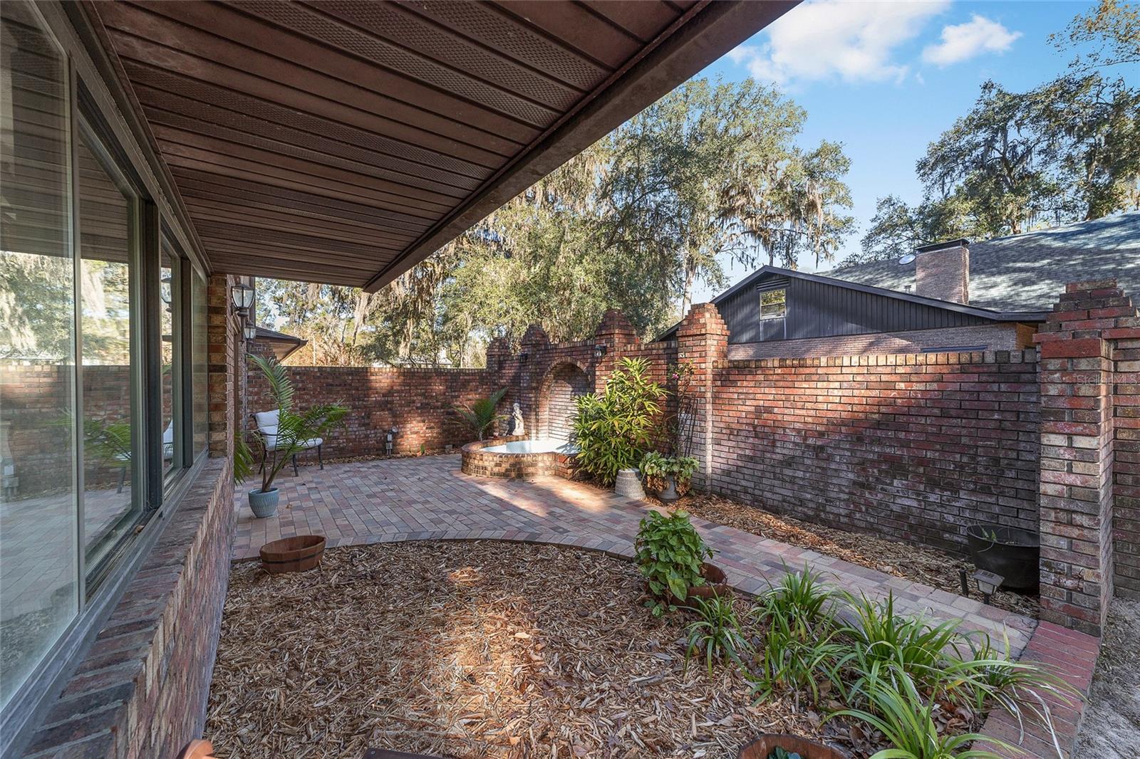 COUNTRY CLUB MANOR - Residential