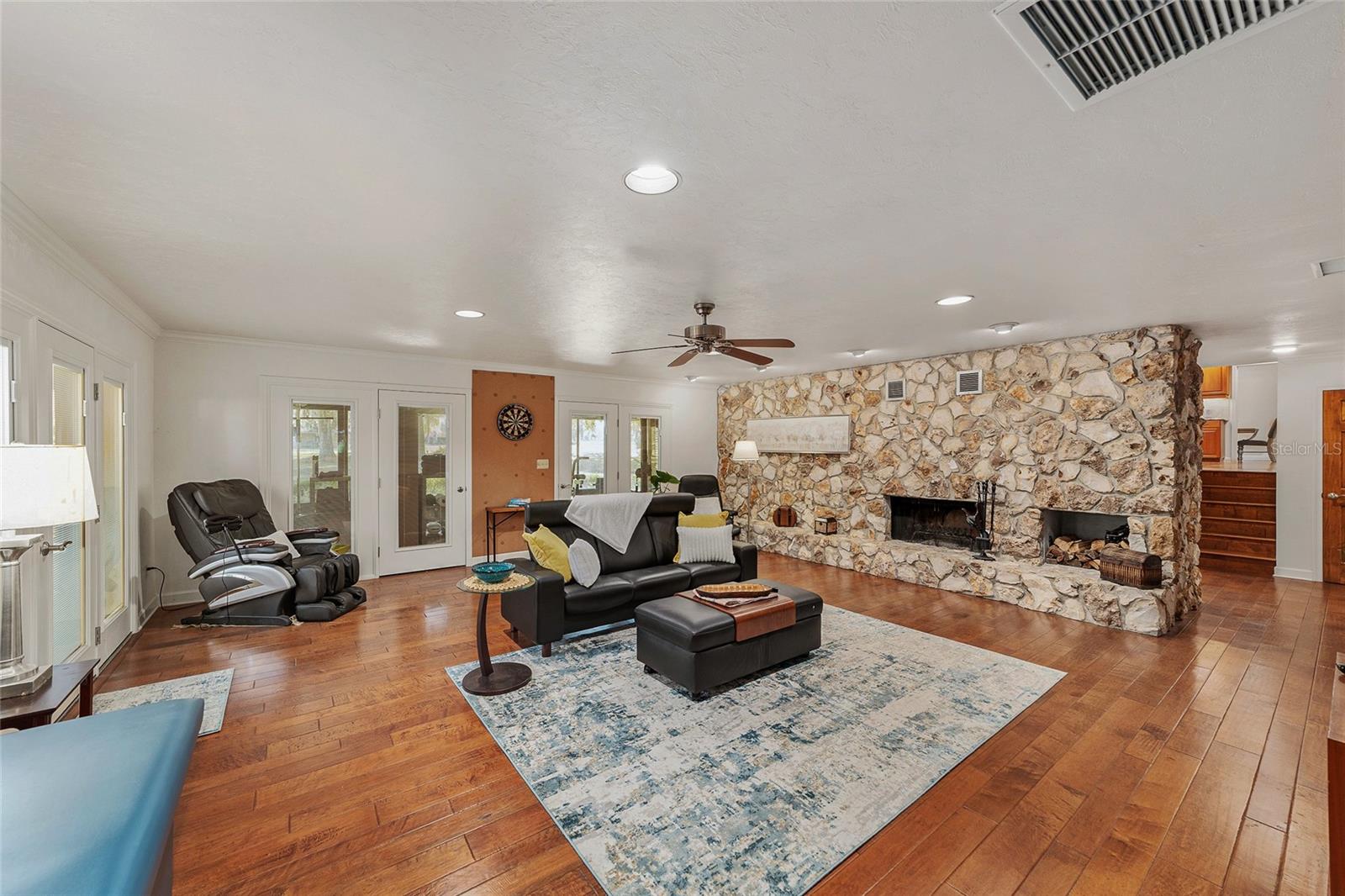 COUNTRY CLUB MANOR - Residential