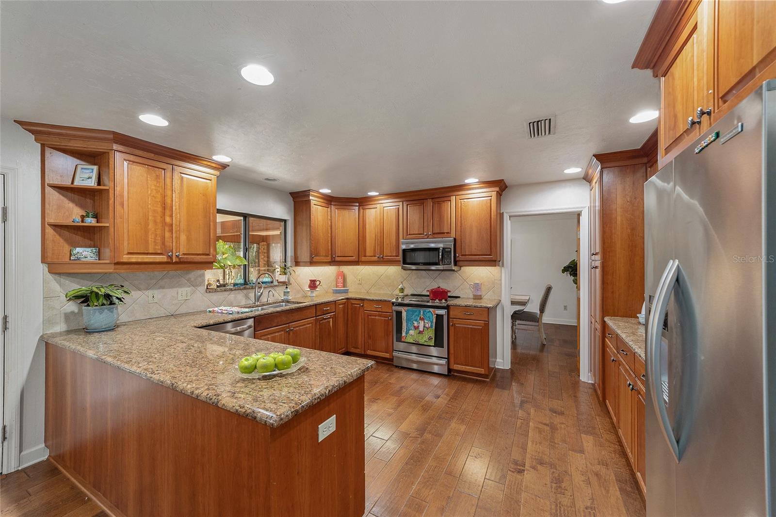 COUNTRY CLUB MANOR - Residential