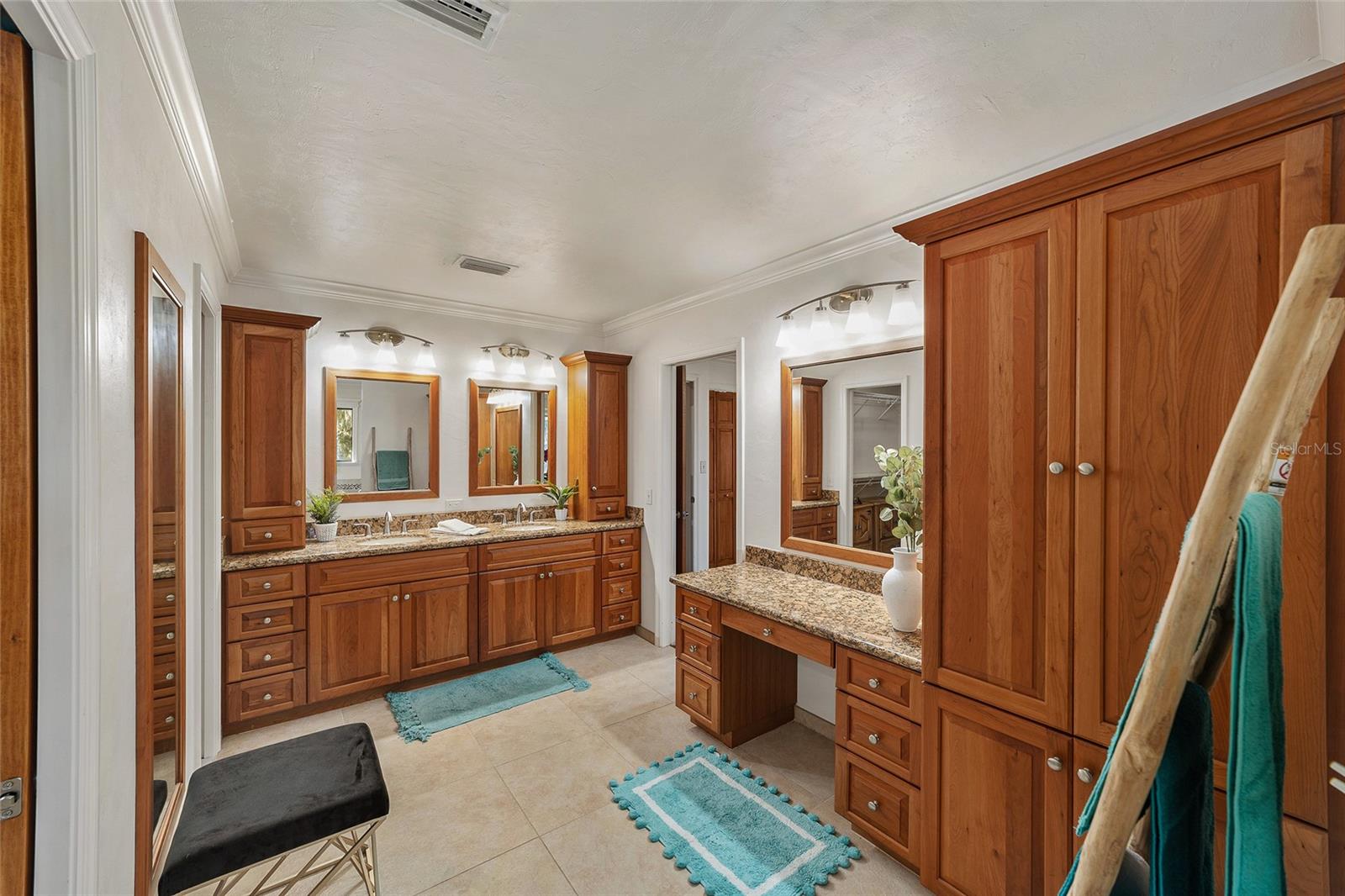 COUNTRY CLUB MANOR - Residential