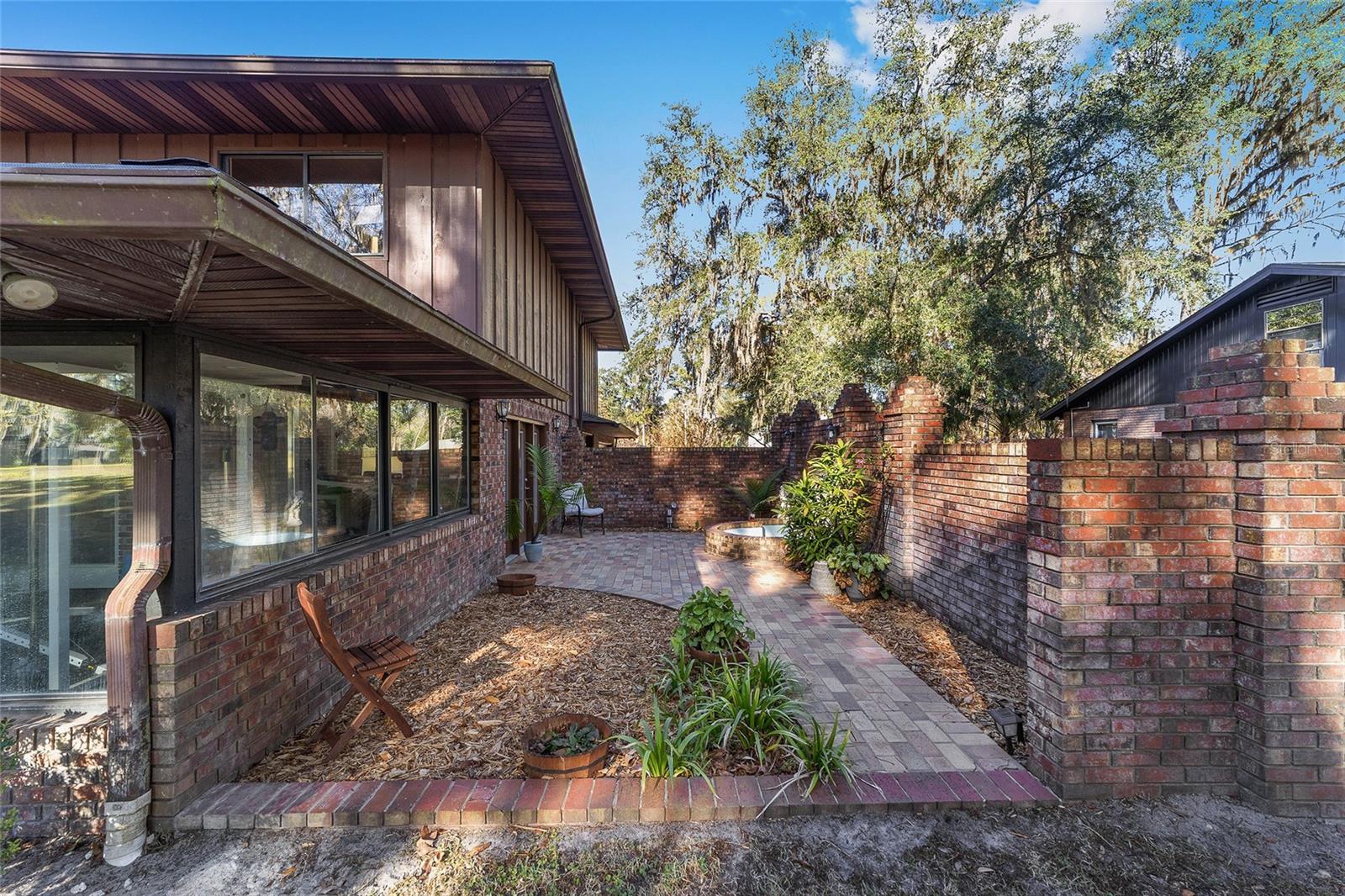 COUNTRY CLUB MANOR - Residential