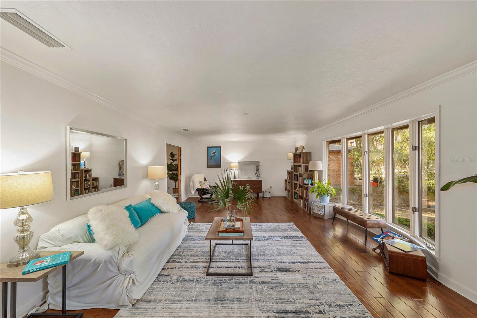 COUNTRY CLUB MANOR - Residential