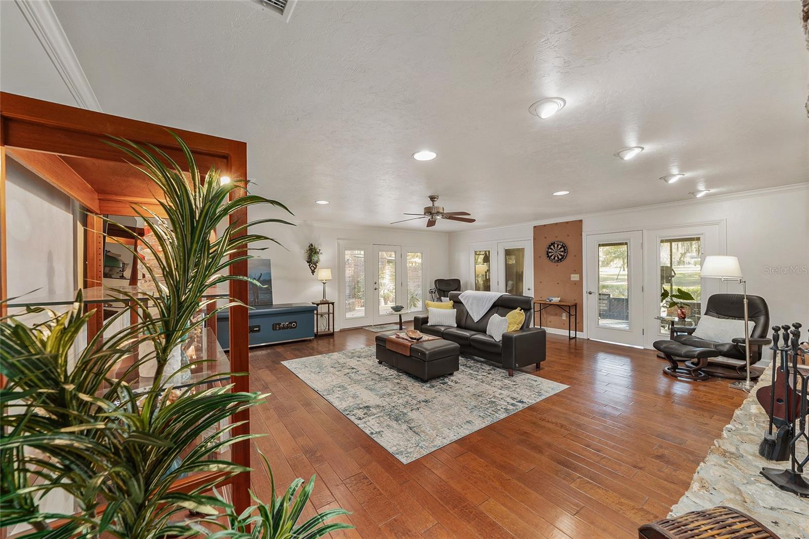 COUNTRY CLUB MANOR - Residential