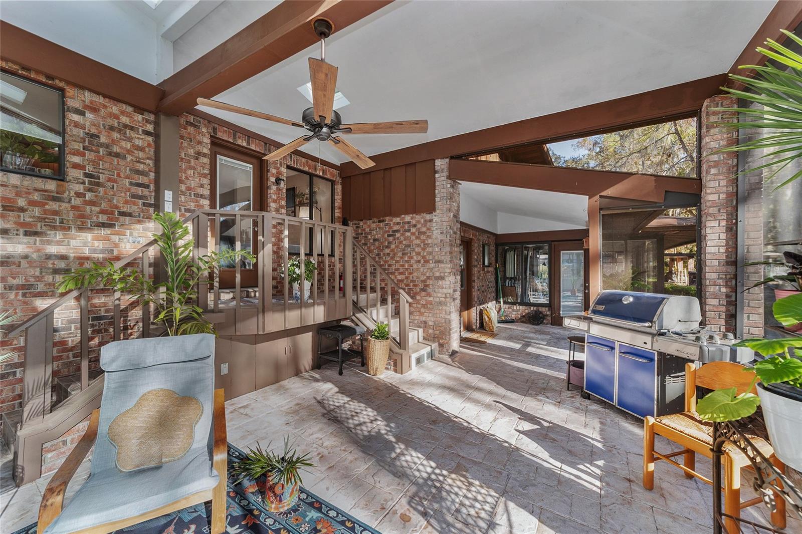 COUNTRY CLUB MANOR - Residential