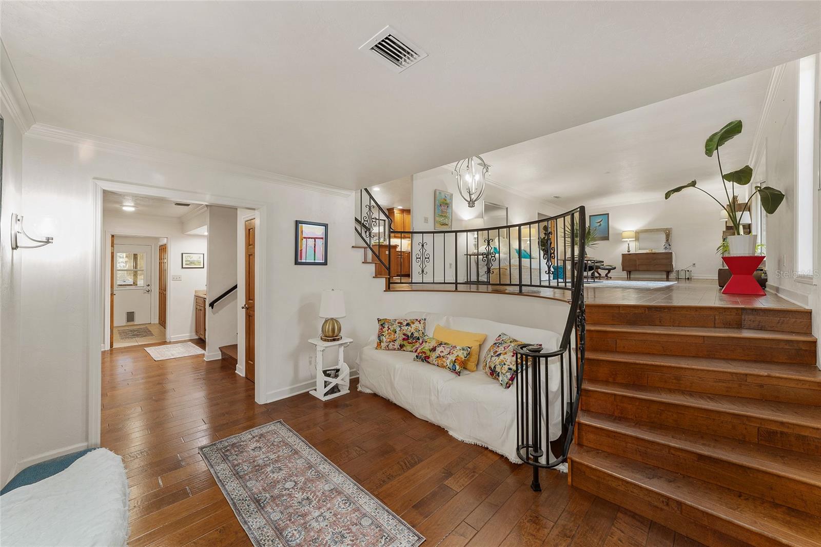 COUNTRY CLUB MANOR - Residential