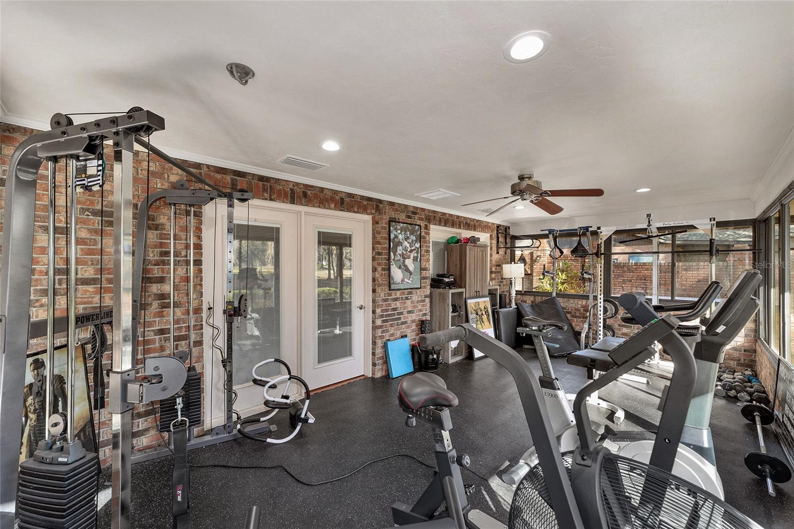 COUNTRY CLUB MANOR - Residential