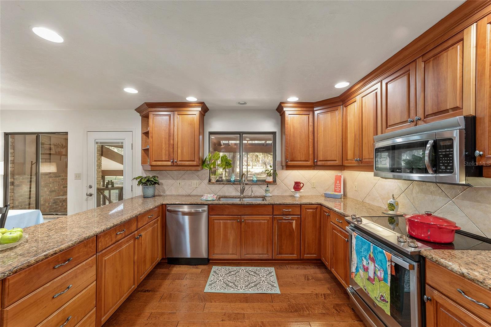 COUNTRY CLUB MANOR - Residential