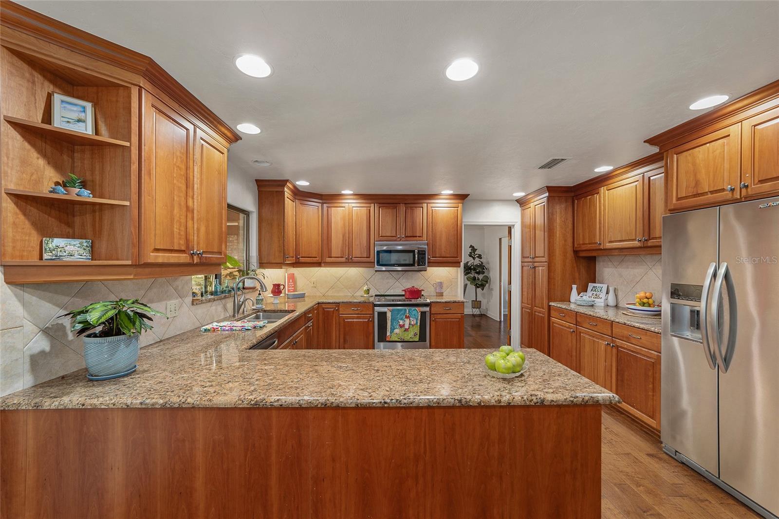 COUNTRY CLUB MANOR - Residential