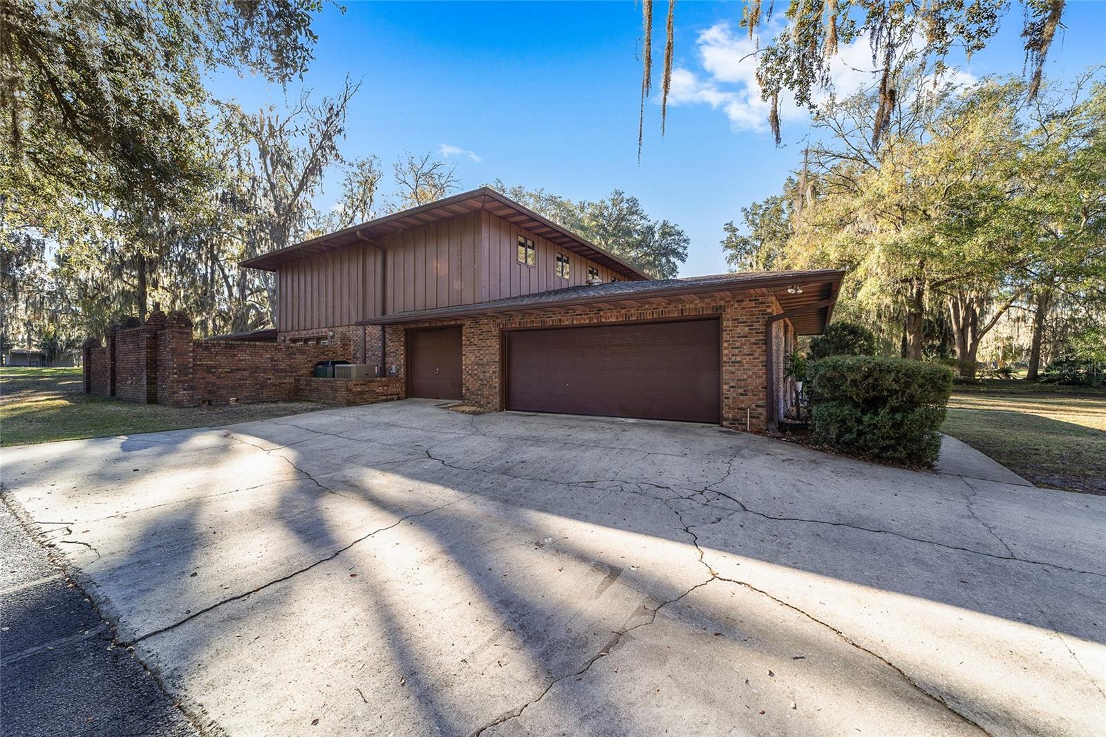 COUNTRY CLUB MANOR - Residential