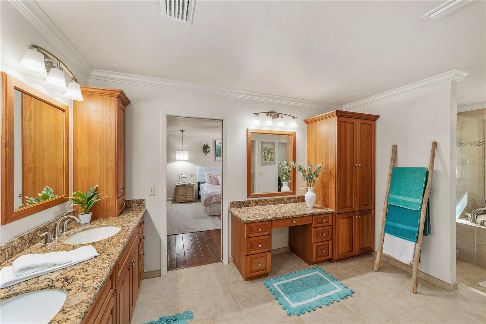 COUNTRY CLUB MANOR - Residential