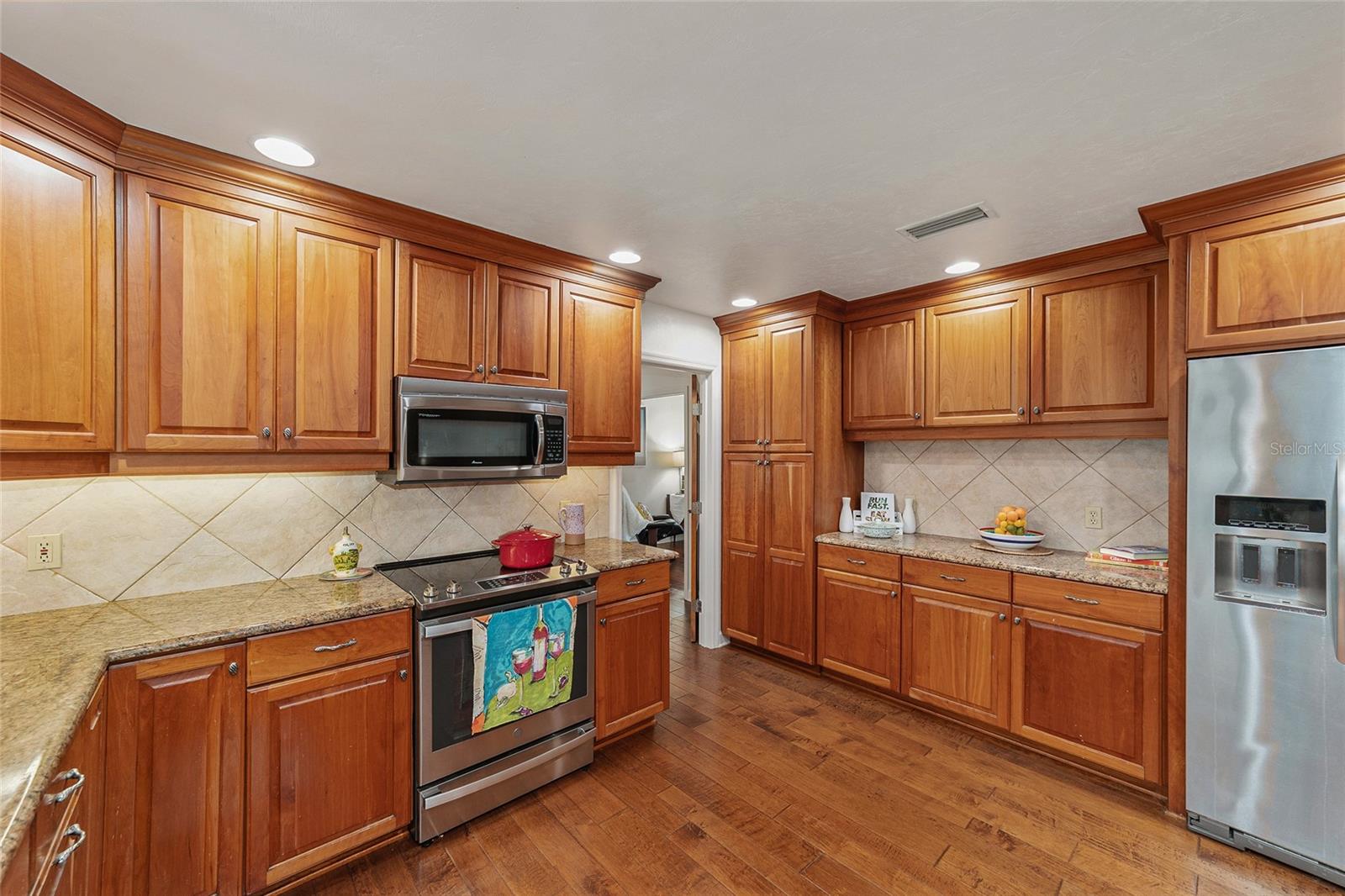 COUNTRY CLUB MANOR - Residential